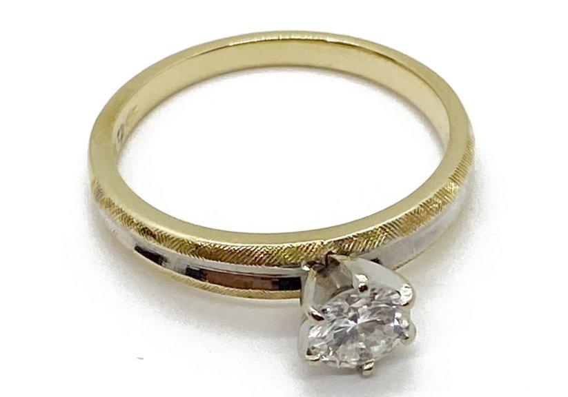 Zlatý prsten s Diamantem 2,95 g