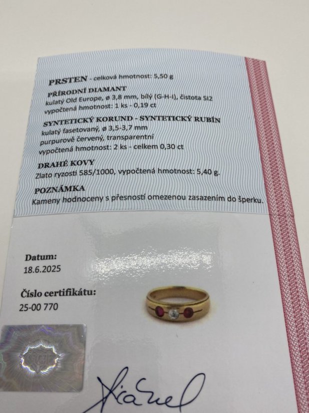 Zlatý prsten s Diamantem a Rubíny