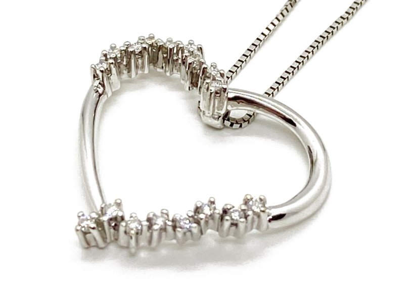 Zlatý řetízek s přívěskem s Diamanty